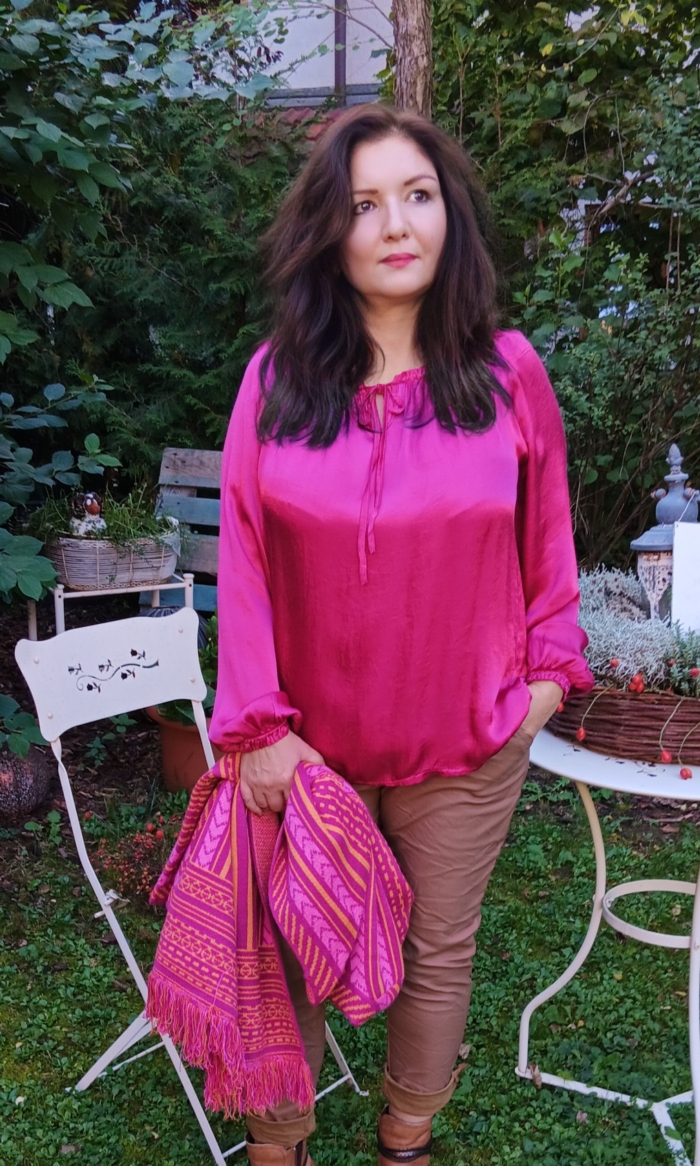 Satinbluse in magenta mit Jogpant, tabac