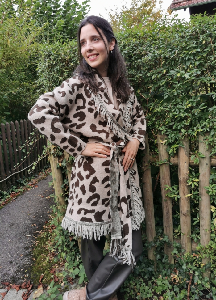 Längere Strickjacke, animalprint mit Fransen1