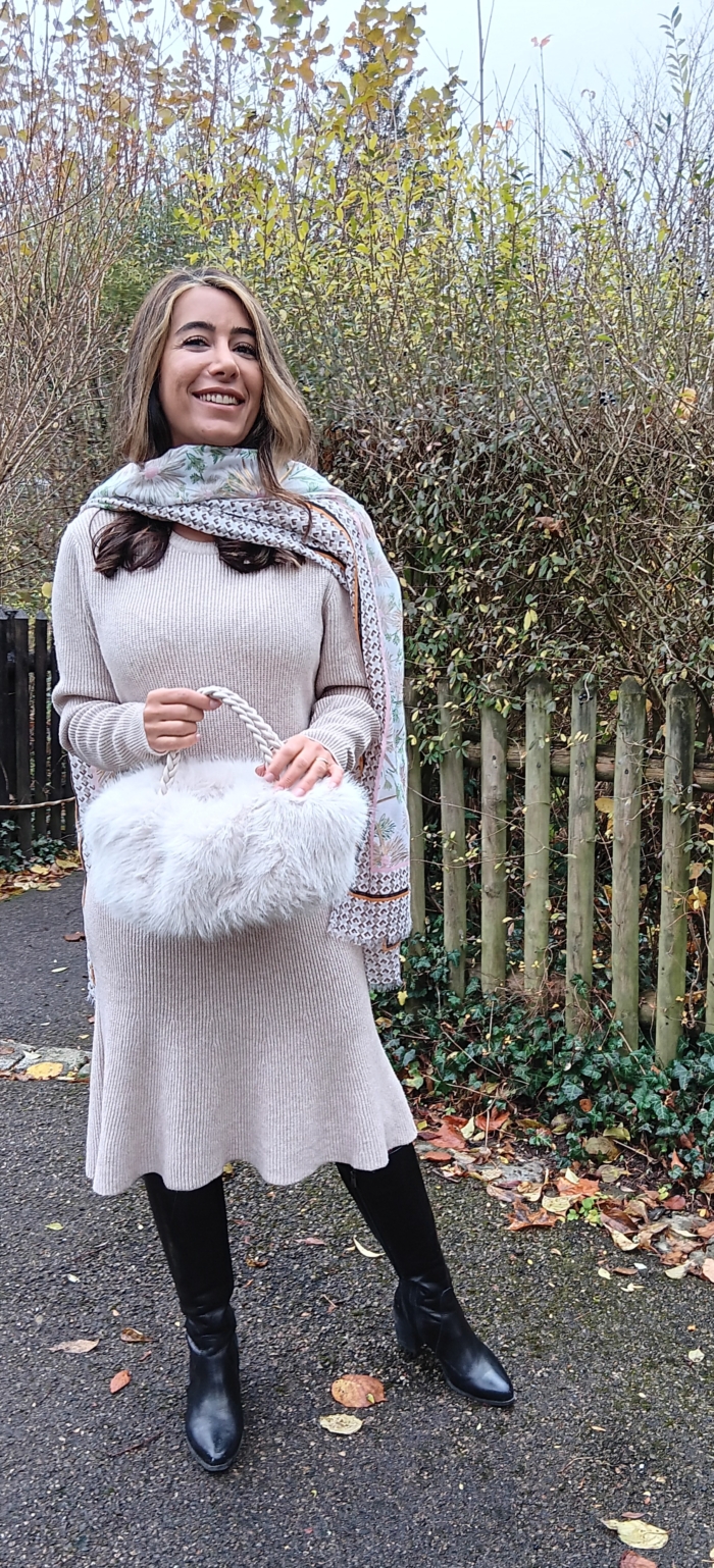 Strickkleid in beige mit Accessoires