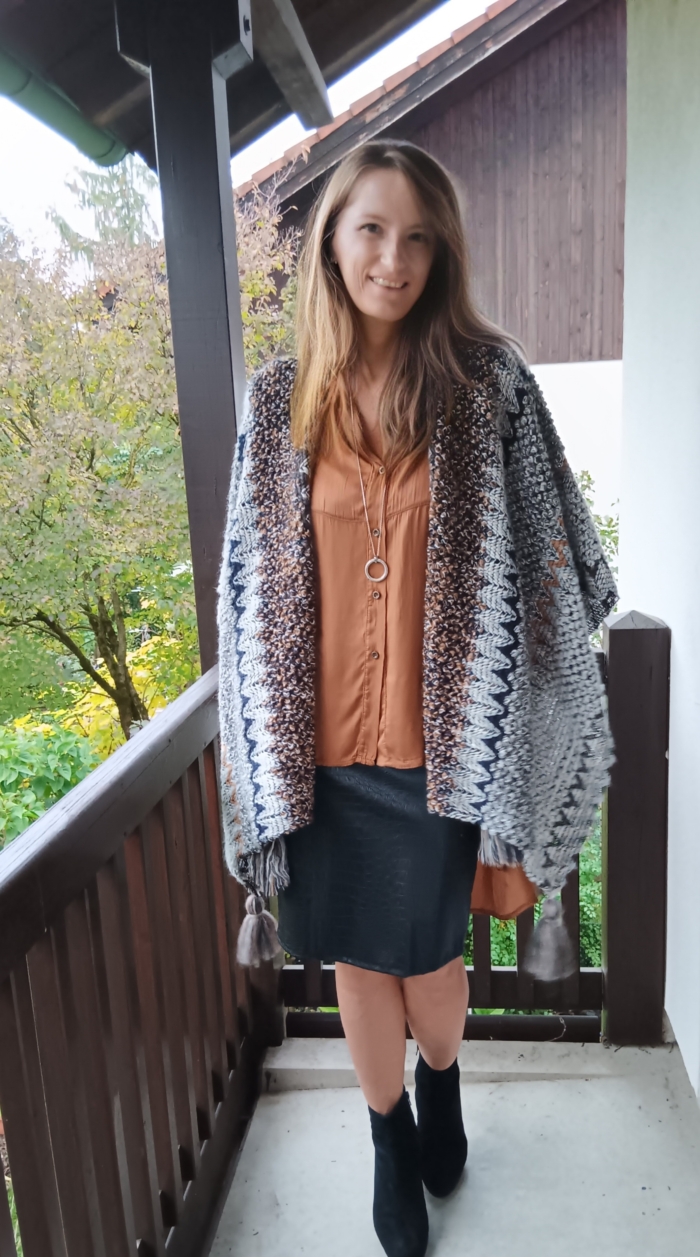 Poncho mit Bluse und Rock